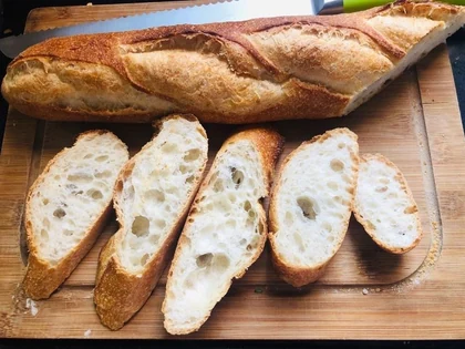 Ground-truth image of a baguette and bread slices
